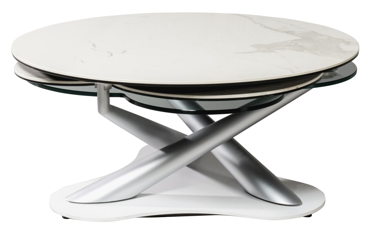 Moderne salontafel met een rond, gemarmerd tafelblad en een zilveren, gekruist onderstel, gezien vanaf de zijkant