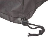 Nahaufnahme einer schwarzen Liegenhülle mit Kordelzug und Stopper.