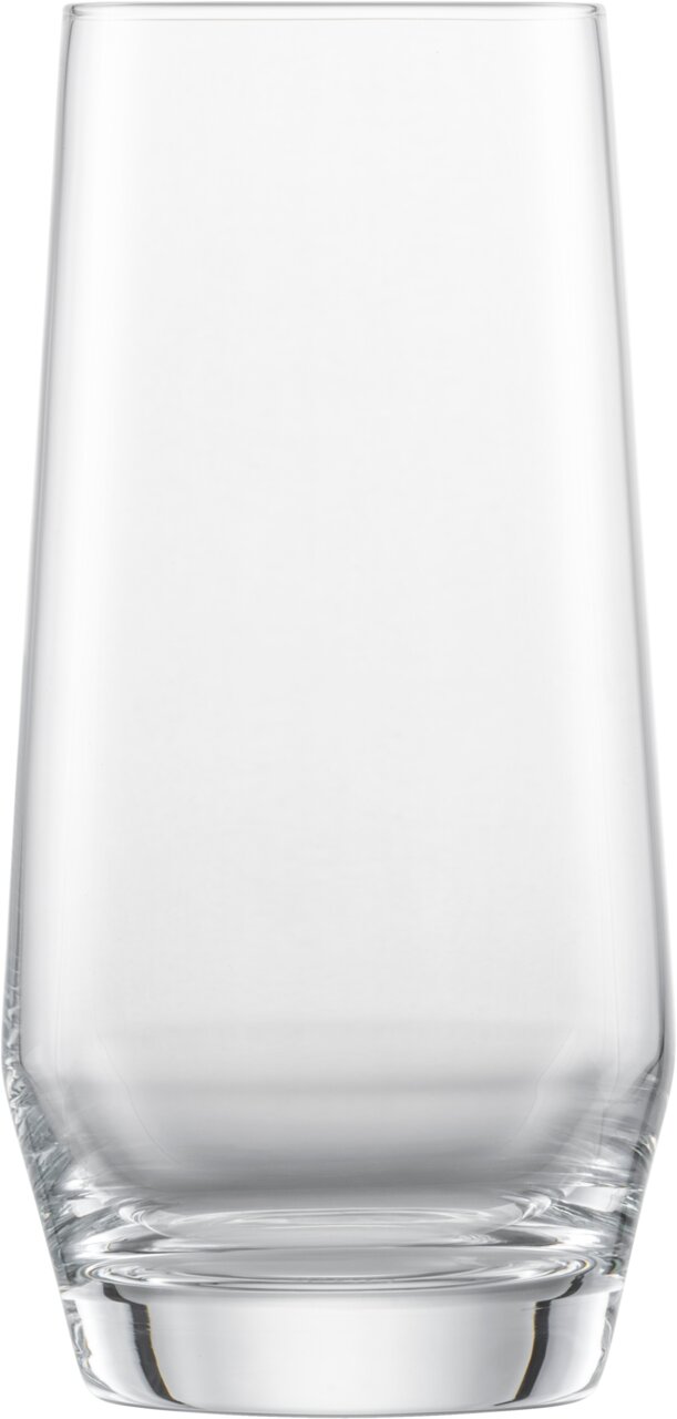 Ein elegantes Longdrinkglas Pure in Nahaufnahme, frontal fotografiert.