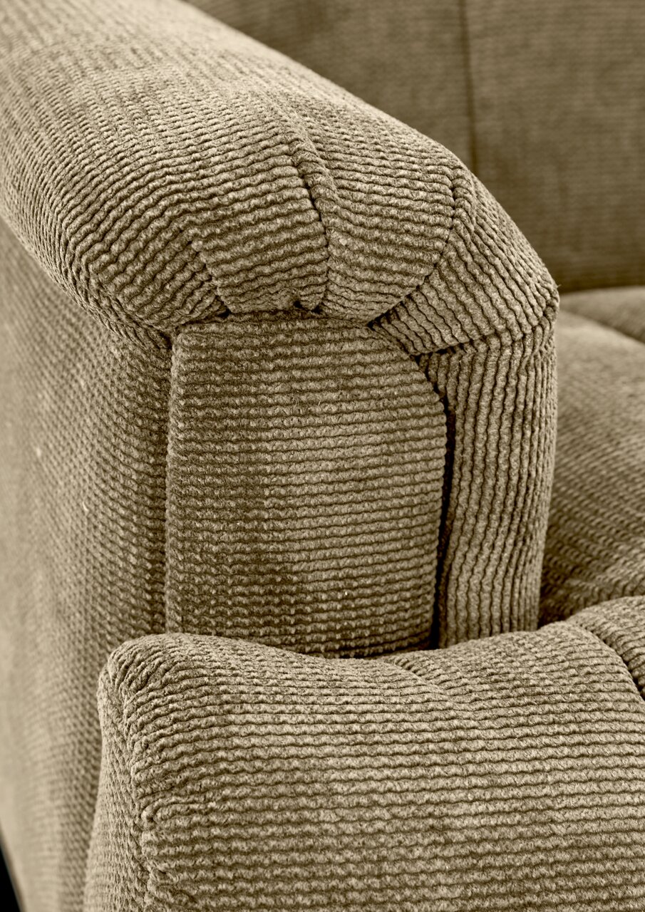 Nahaufnahme einer 2,5er-Sitzbank mit strukturiertem Stoffbezug in Beige, Fokus auf die Armlehne.