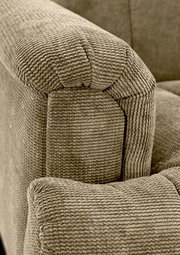 Nahaufnahme einer 2,5er-Sitzbank mit strukturiertem Stoffbezug in Beige, Fokus auf die Armlehne.