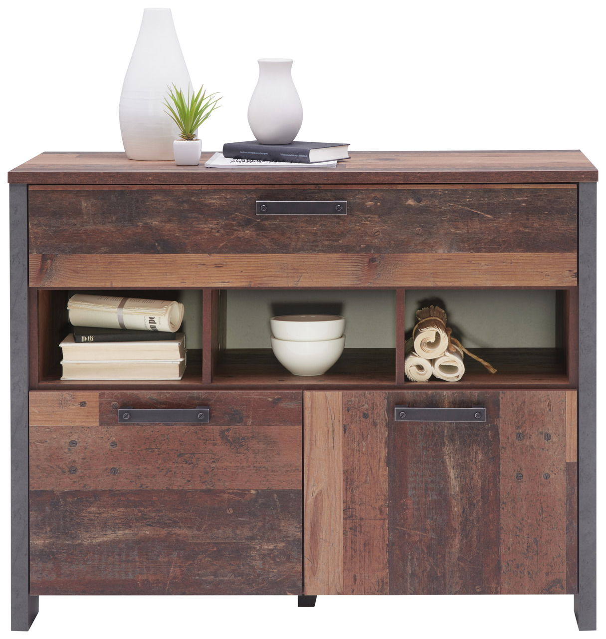 Rustikale Kommode aus Holz mit dekorativen Vasen und Büchern auf der Oberseite, frontal fotografiert.
