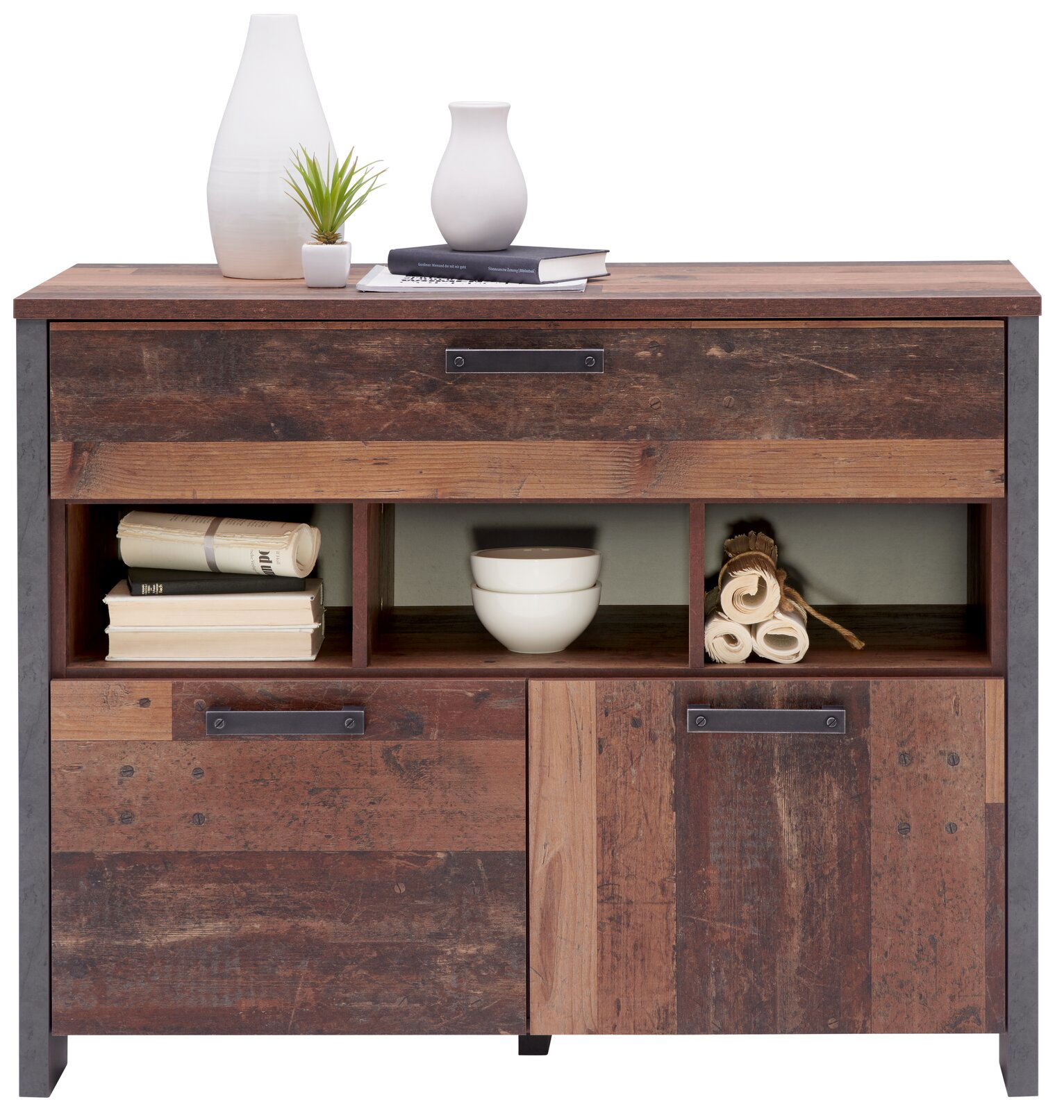 Rustikale Kommode aus Holz mit dekorativen Vasen und Büchern auf der Oberseite, frontal fotografiert.