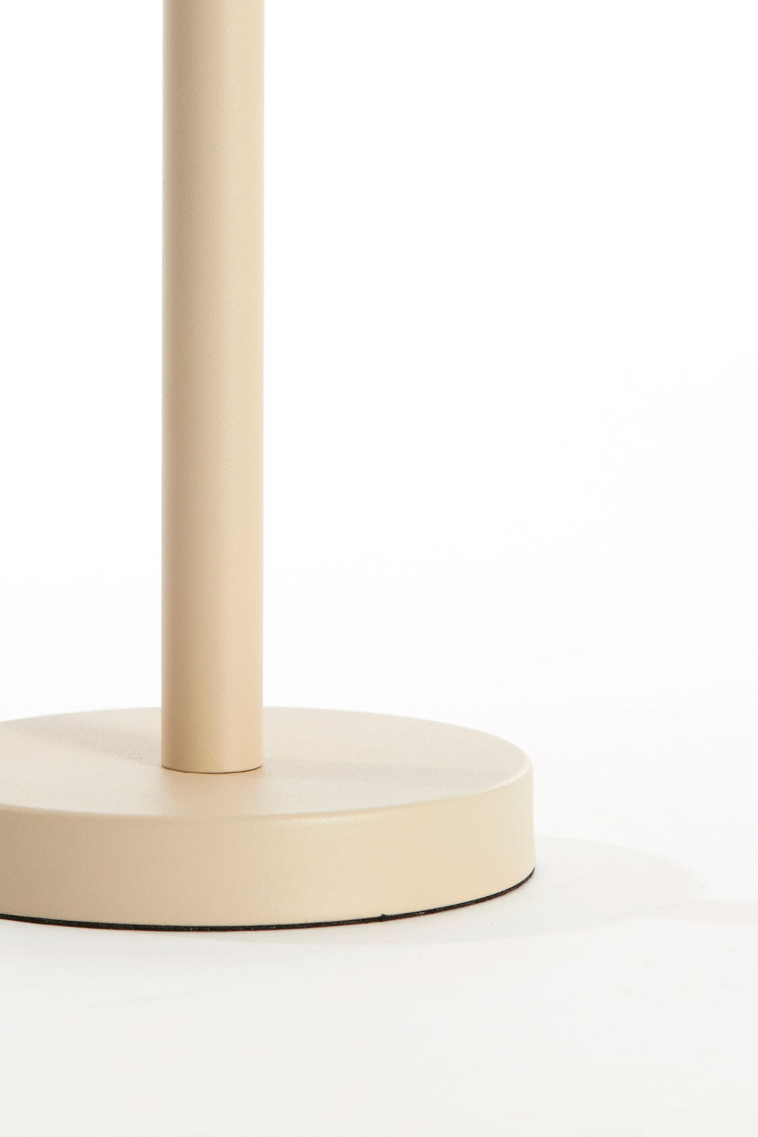 Nahaufnahme eines beigen Lampenfußes mit runder Basis, seitliche Perspektive