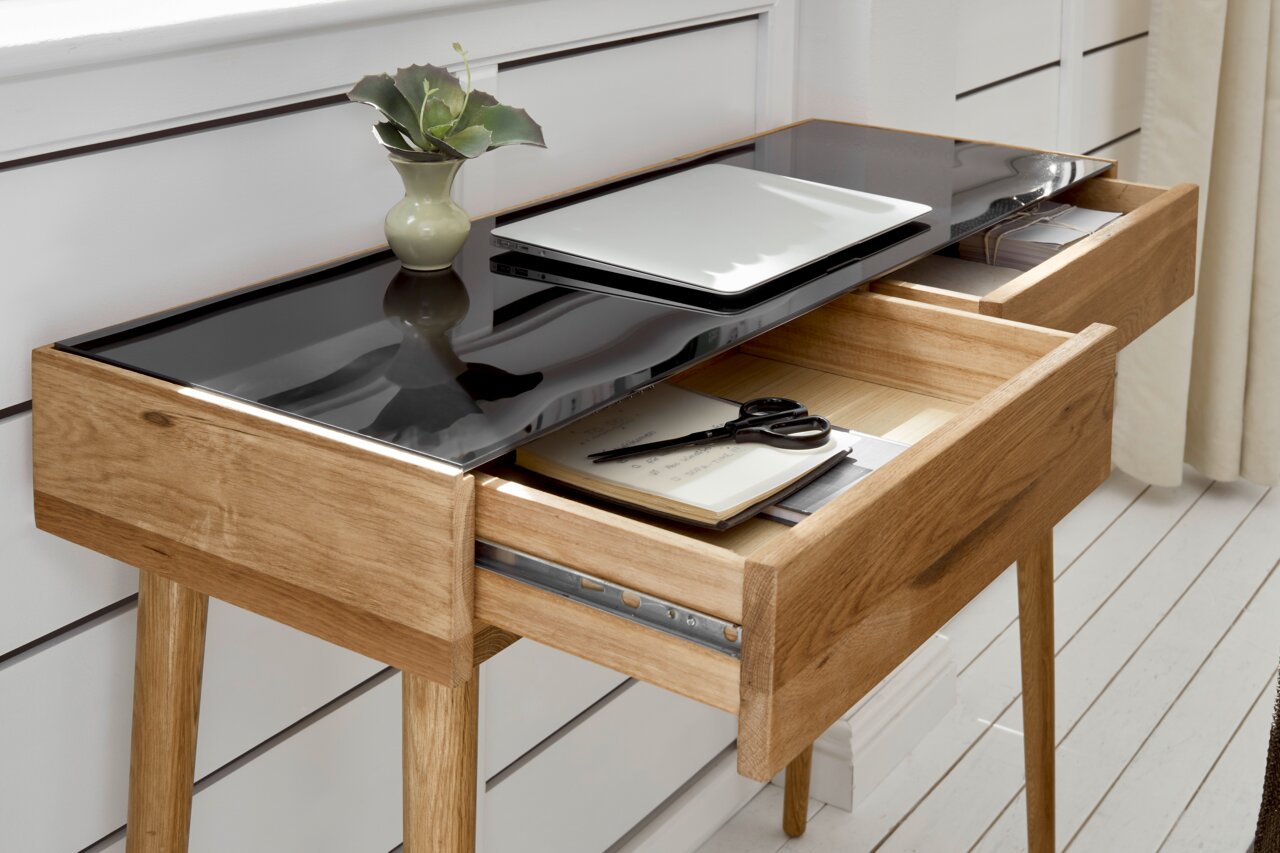 Holzkonsole mit schwarzer Glasplatte, zwei offenen Schubladen mit Schreibutensilien und einer Vase, seitliche Perspektive
