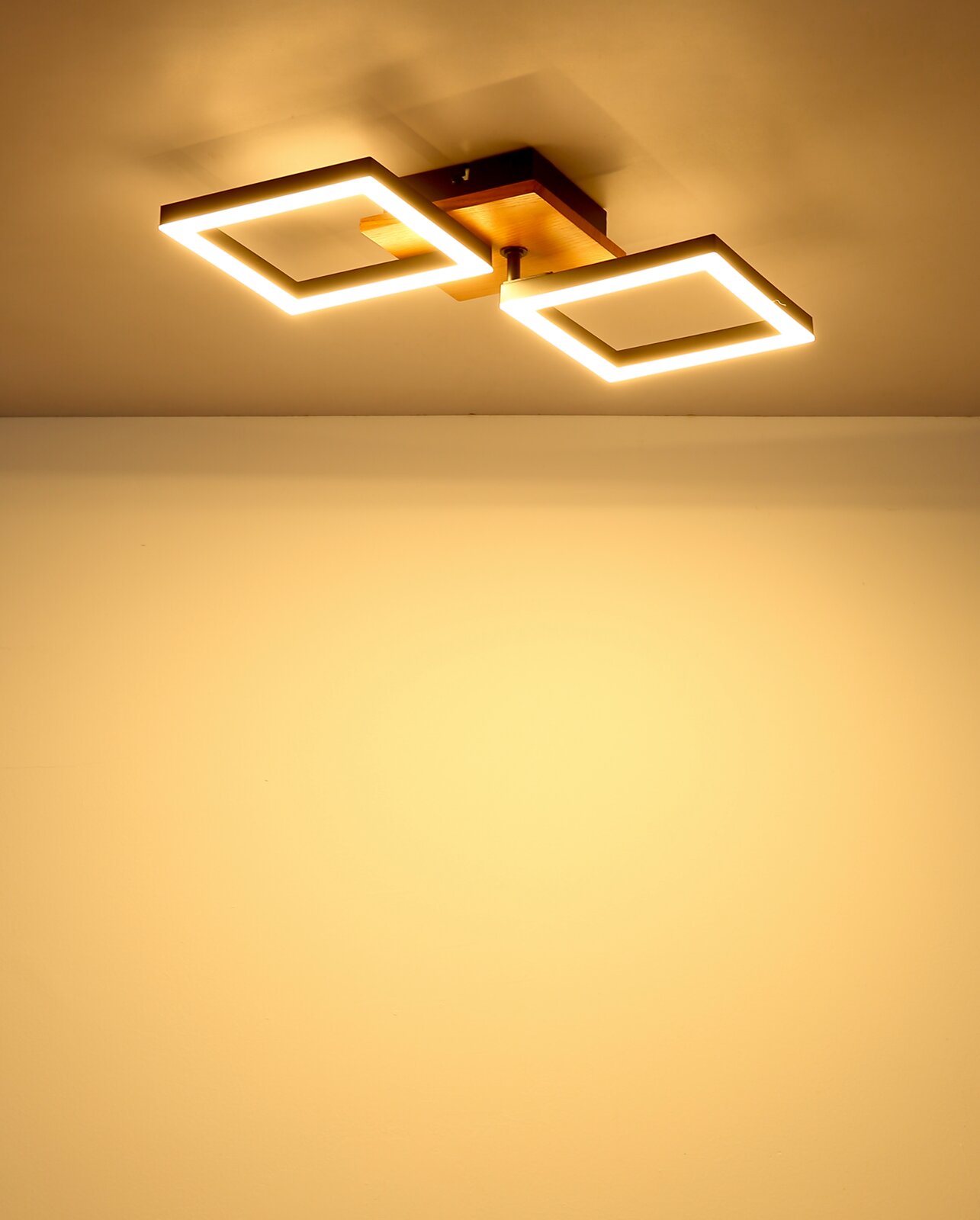 Moderne Deckenleuchte mit zwei quadratischen LED-Panels, von unten betrachtet.