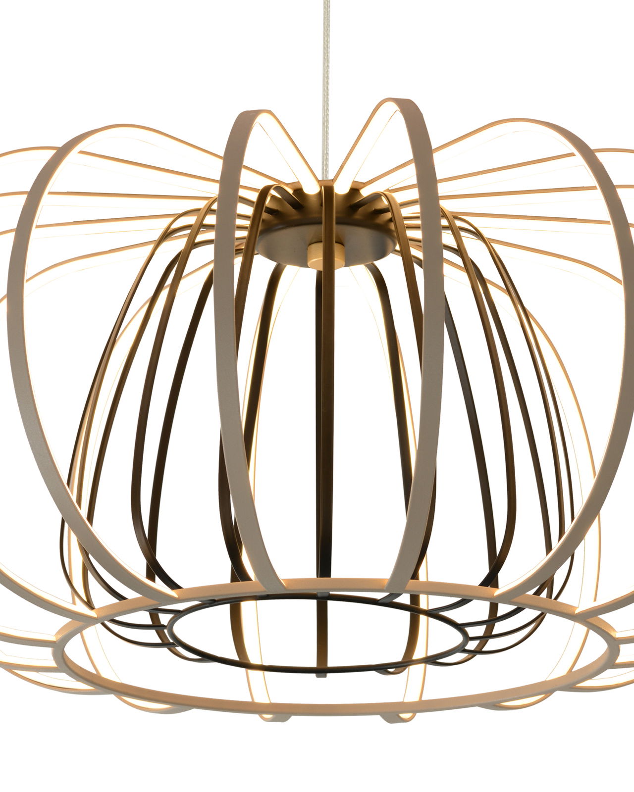 Moderne Pendelleuchte aus Metall mit elegantem, offenem Design in Seitenansicht.