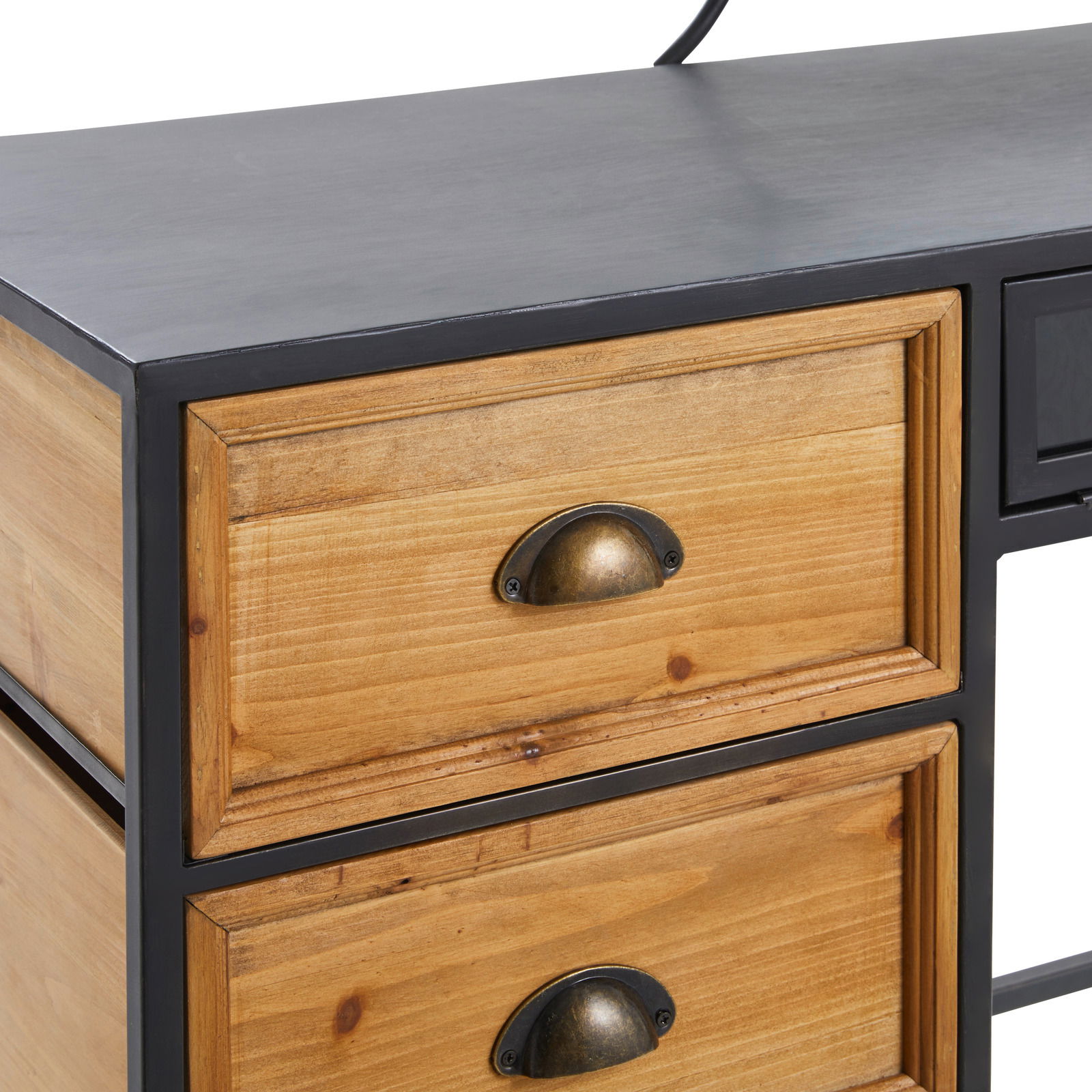 Nahaufnahme eines Schminktisches mit Holzschubladen und Metallgriffen, seitliche Perspektive