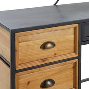 Nahaufnahme eines Schminktisches mit Holzschubladen und Metallgriffen, seitliche Perspektive