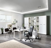 Moderner Eck-Schreibtisch in einem stilvollen Büro, seitliche Perspektive