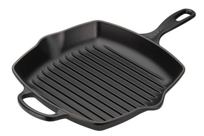 Schwarze Grillpfanne aus Gusseisen mit Rillen, quadratische Form, seitliche und lange Griffe, Perspektive von oben.