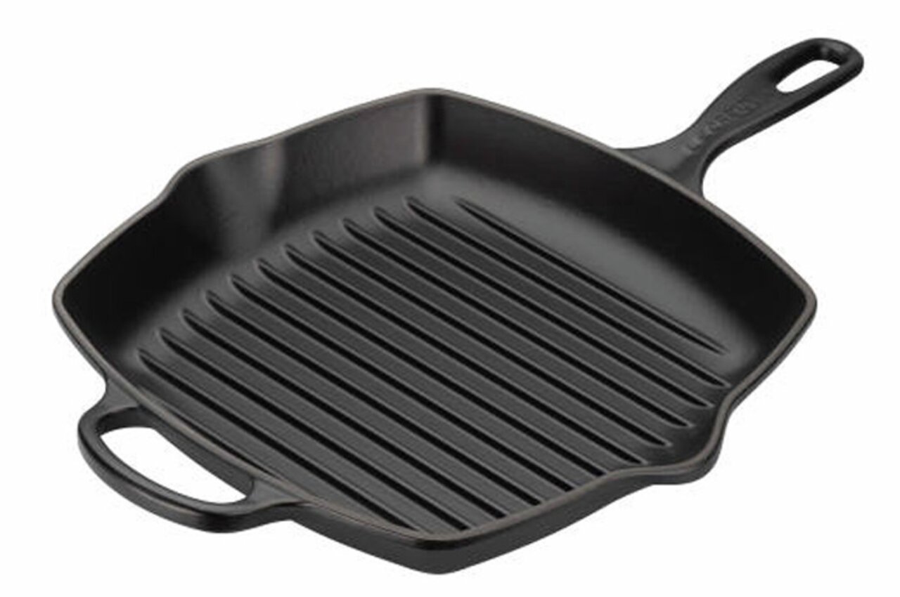 Schwarze Grillpfanne aus Gusseisen mit Rillen, quadratische Form, seitliche und lange Griffe, Perspektive von oben.