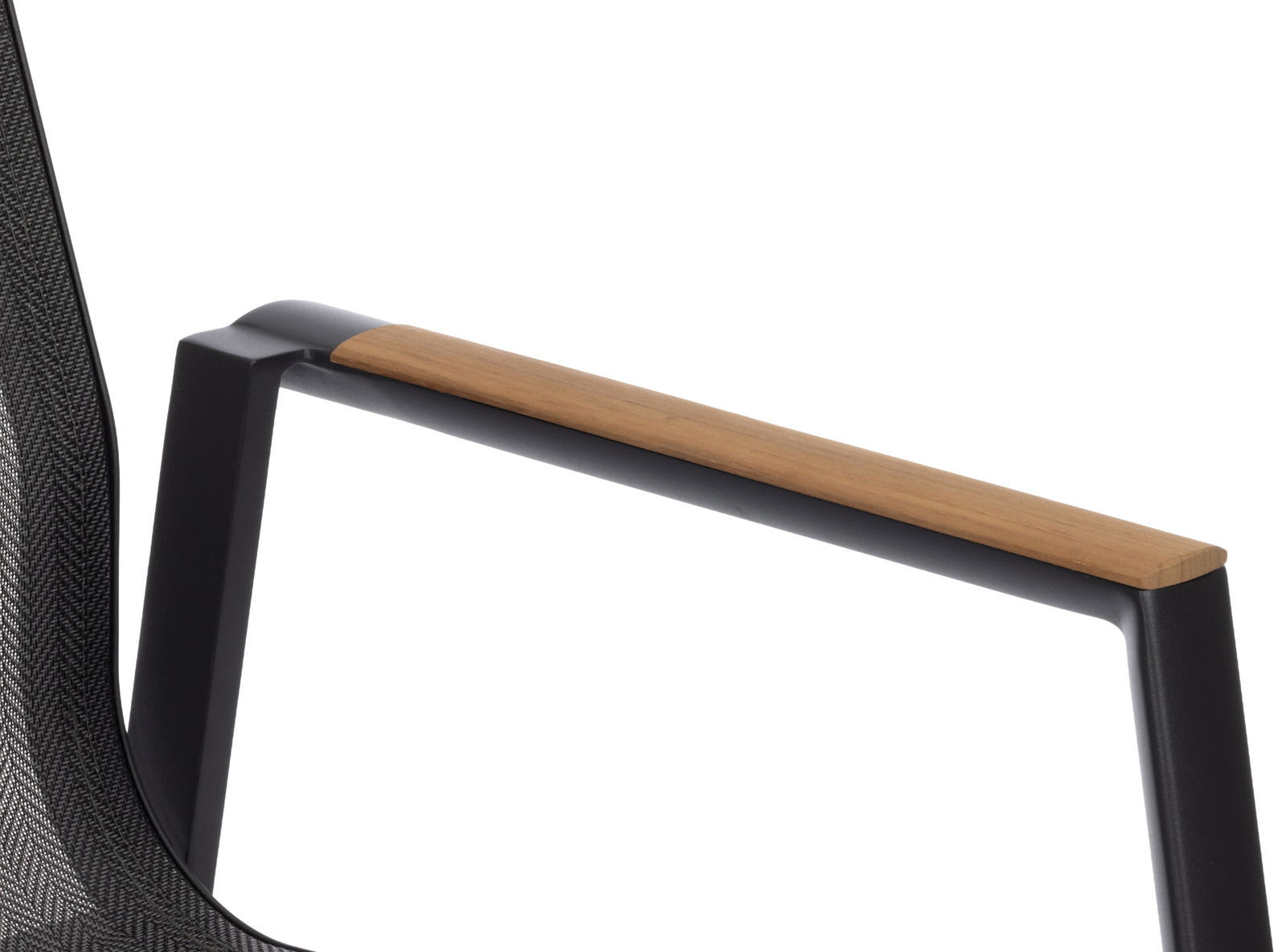 Nahaufnahme eines Stapelstuhls mit schwarzem Rahmen und Holzarmlehne, seitliche Perspektive