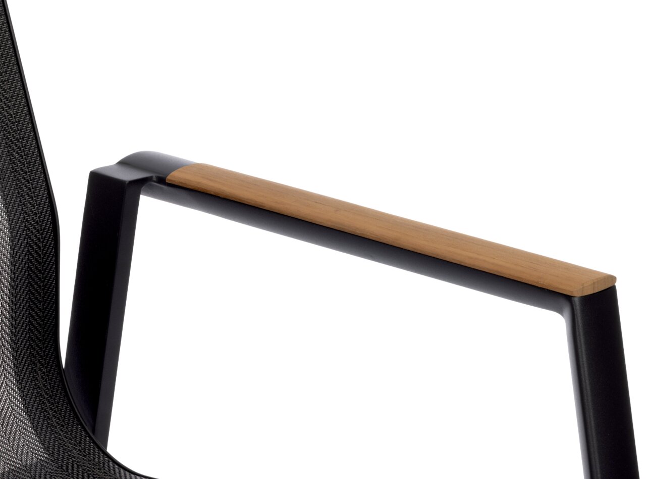 Nahaufnahme eines Stapelstuhls mit schwarzem Rahmen und Holzarmlehne, seitliche Perspektive