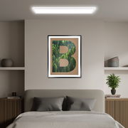 LED-Paneel an der Decke eines modern eingerichteten Schlafzimmers, frontal betrachtet.