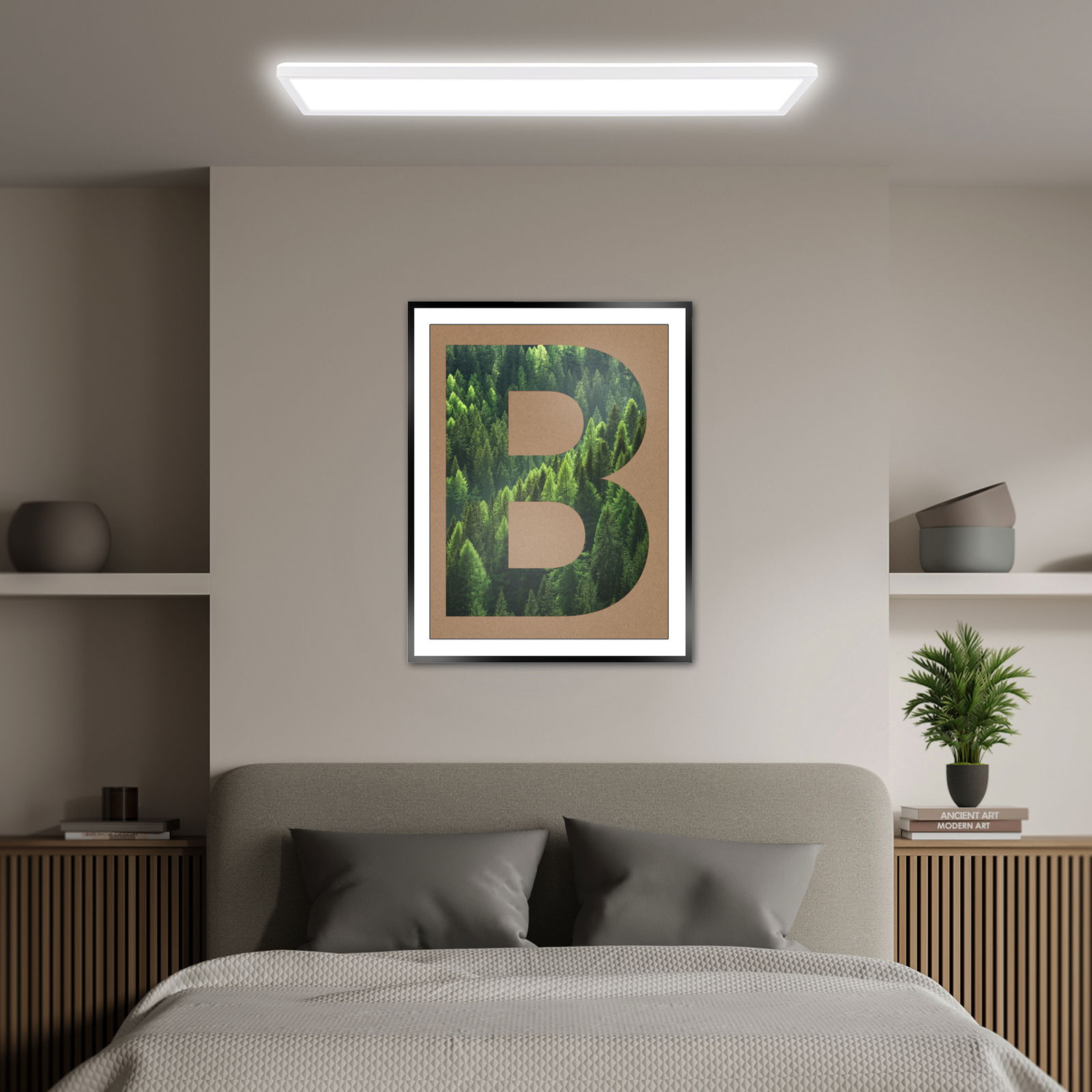 LED-Paneel an der Decke eines modern eingerichteten Schlafzimmers, frontal betrachtet.