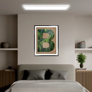 LED-Paneel an der Decke eines modern eingerichteten Schlafzimmers, frontal betrachtet.