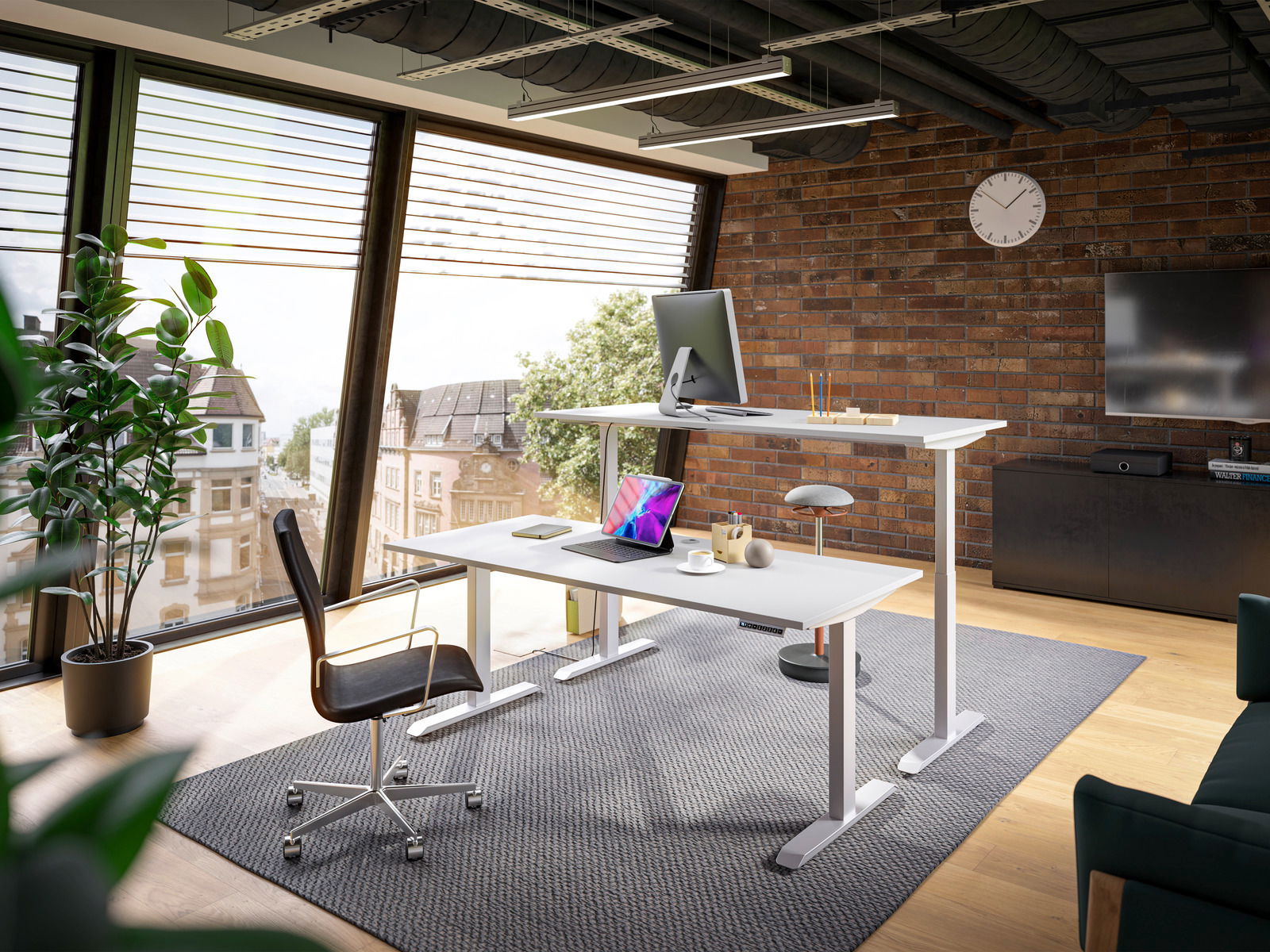 Moderner E-Schreibtisch in einem stilvollen Büro mit Blick auf die Stadt, aus seitlicher Perspektive fotografiert.