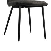 Moderner Stuhl mit schwarzem Metallgestell und gepolsterter Sitzfläche, seitliche Perspektive