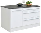 Weiße Kücheninsel mit dunkler Arbeitsplatte, zwei Schubladen und einer Tür, dekoriert mit Geschirr und Pflanze, seitliche Perspektive