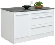 Weiße Kücheninsel mit dunkler Arbeitsplatte, zwei Schubladen und einer Tür, dekoriert mit Geschirr und Pflanze, seitliche Perspektive