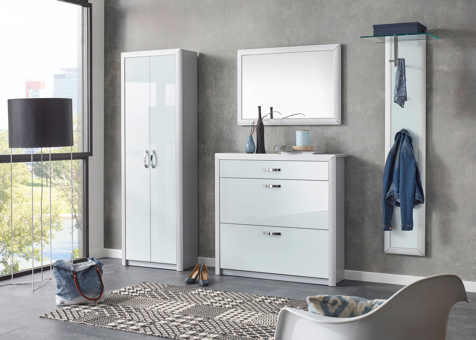 Dieter Knoll Schuhschrank CASTEL Moderne Garderobeneinrichtung mit weißem Schuhschrank, Spiegel und Garderobenpaneel in einem hellen Raum, seitliche Perspektive.