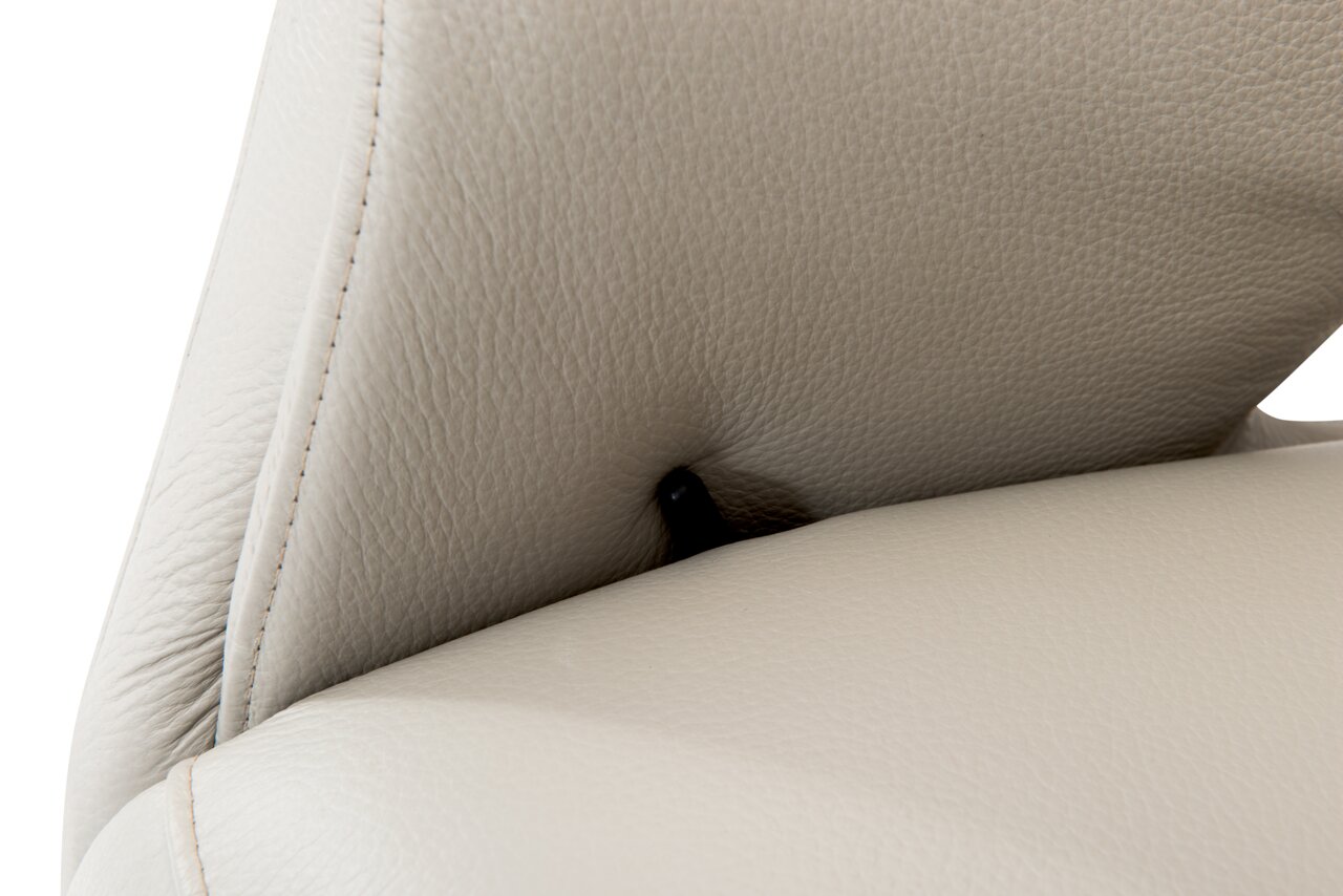 Nahaufnahme eines beigen Relaxsessels aus Leder mit Fokus auf die Naht und den Hebel an der Seite.