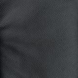 Nahaufnahme der schwarzen Lederstruktur eines Relaxsessels, perspektivisch von oben betrachtet.