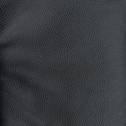 Nahaufnahme der schwarzen Lederstruktur eines Relaxsessels, perspektivisch von oben betrachtet.