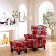 Roter karierter Hocker in einem gemütlichen Wohnzimmer, seitliche Perspektive