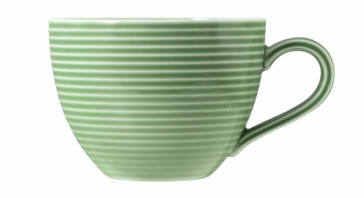 Grüne Kaffeetasse mit horizontalen Streifen, seitliche Ansicht