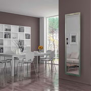 Rechteckiger Wandspiegel in modernem Wohnzimmer, vertikal an der Wand montiert, mit Blick auf Essbereich und Fenster.