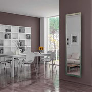 Rechteckiger Wandspiegel in modernem Wohnzimmer, vertikal an der Wand montiert, mit Blick auf Essbereich und Fenster.