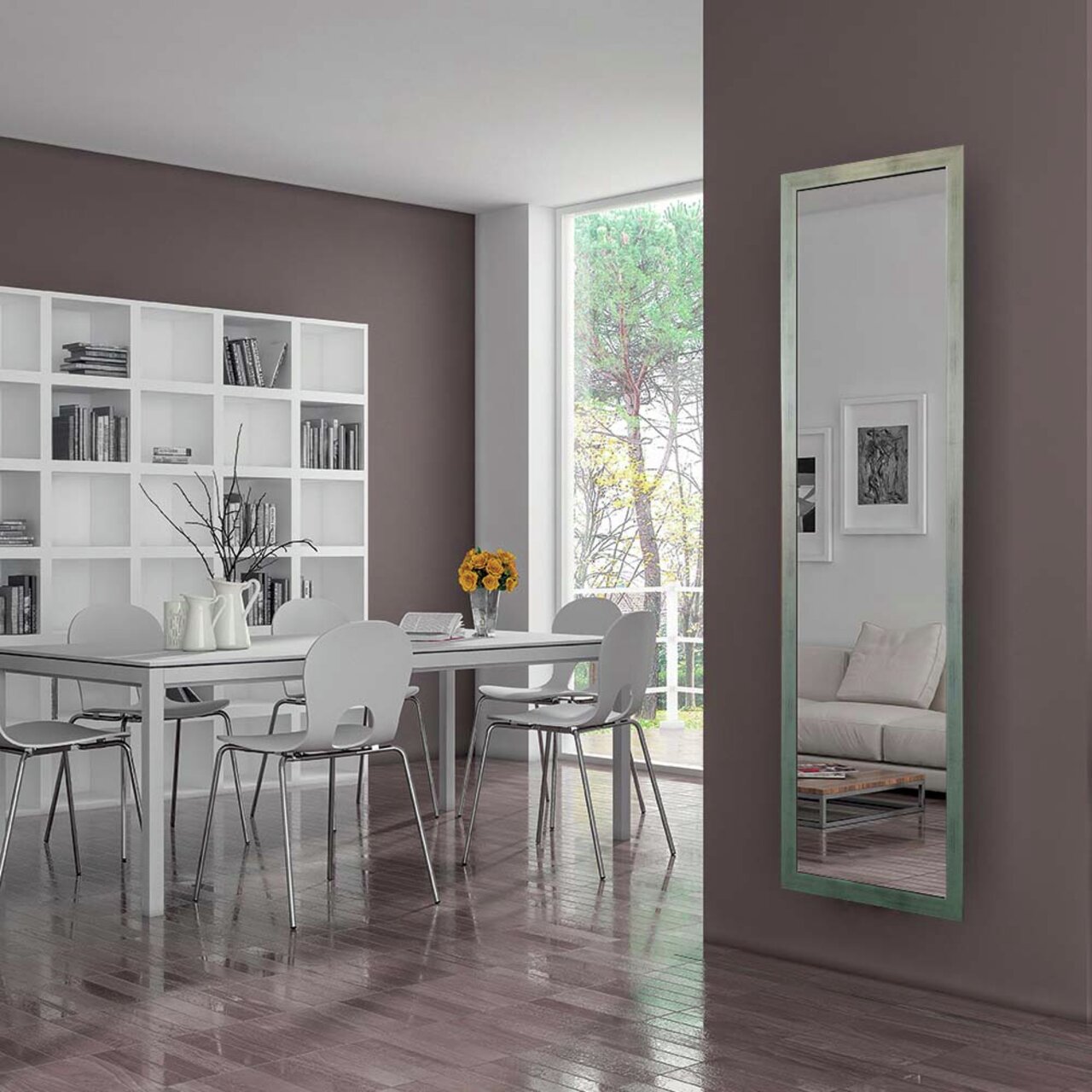 Rechteckiger Wandspiegel in modernem Wohnzimmer, vertikal an der Wand montiert, mit Blick auf Essbereich und Fenster.