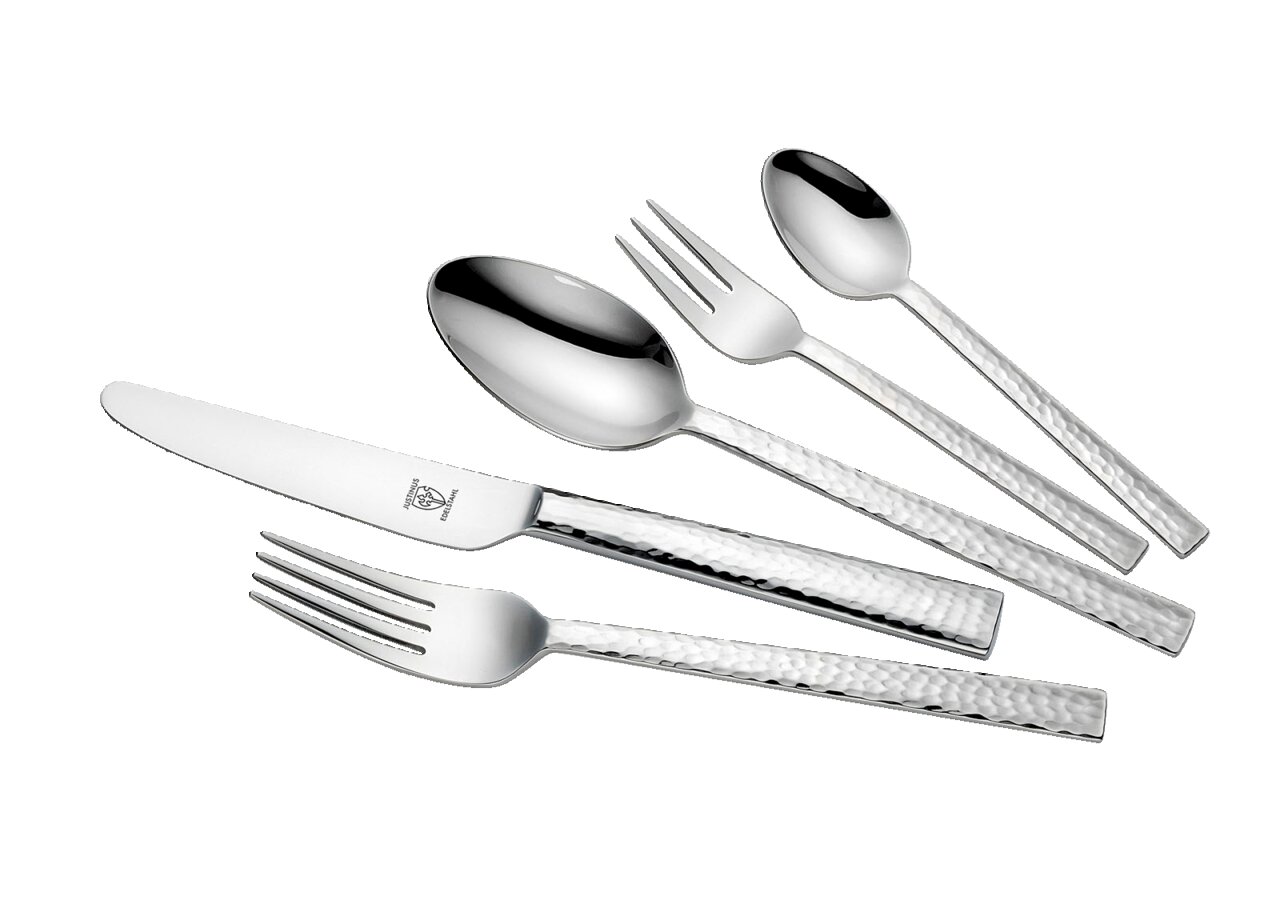 Set aus glänzendem Besteck mit gehämmerten Griffen, bestehend aus Messer, Gabel, Löffel und Teelöffel, in schräger Draufsicht.