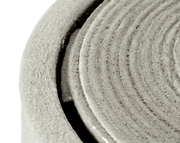 Nahaufnahme eines runden, strukturierten Objekts aus recyceltem Kunststoff mit konzentrischen Kreisen, von oben betrachtet.