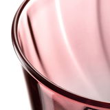 Nahaufnahme eines roten Trinkglases Twist mit glatter Oberfläche und elegantem Design.