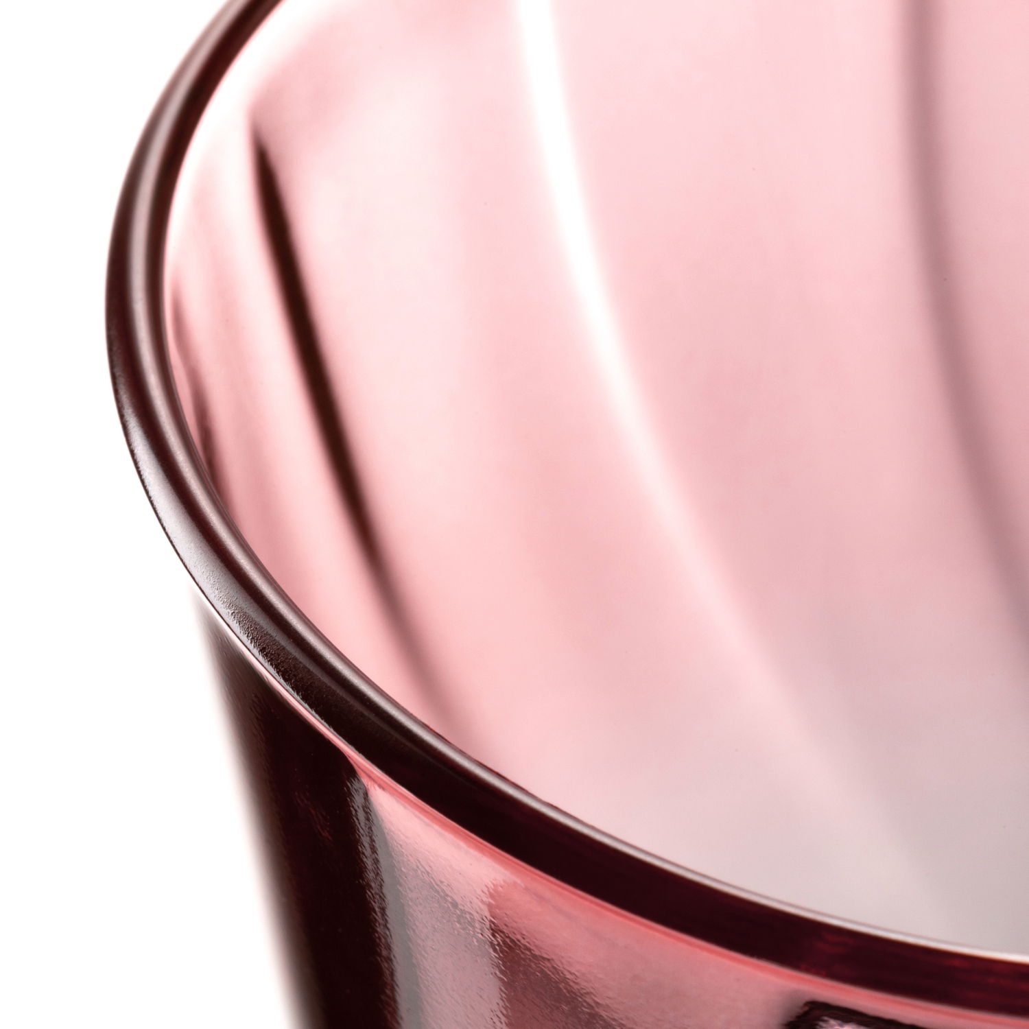 Nahaufnahme eines roten Trinkglases Twist mit glatter Oberfläche und elegantem Design.