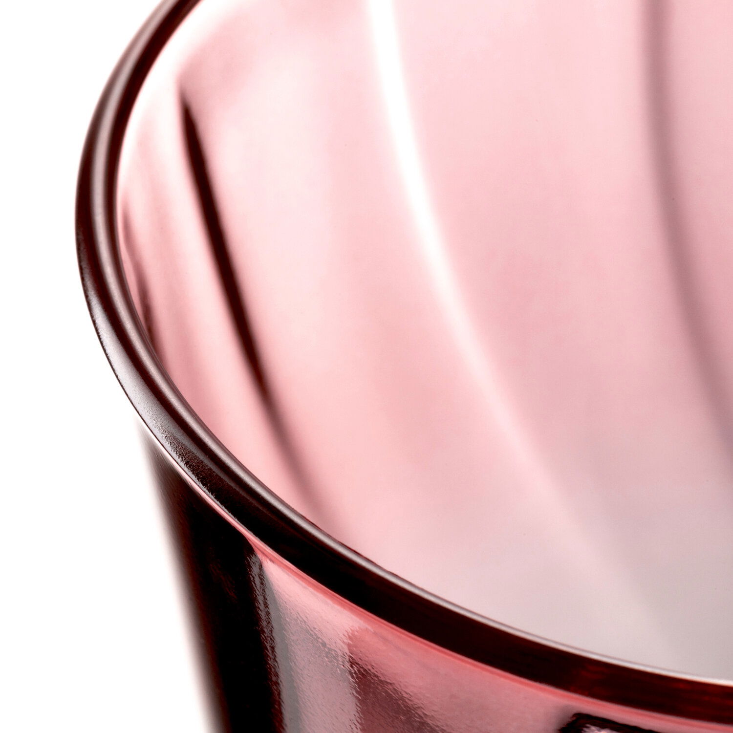 Nahaufnahme eines roten Trinkglases Twist mit glatter Oberfläche und elegantem Design.