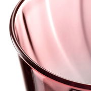 Nahaufnahme eines roten Trinkglases Twist mit glatter Oberfläche und elegantem Design.