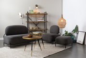 Moderner Couchtisch mit runder Holzplatte und schwarzen Beinen, umgeben von grauen Polstermöbeln in einem stilvoll eingerichteten Wohnzimmer. Perspektive: Frontalansicht.