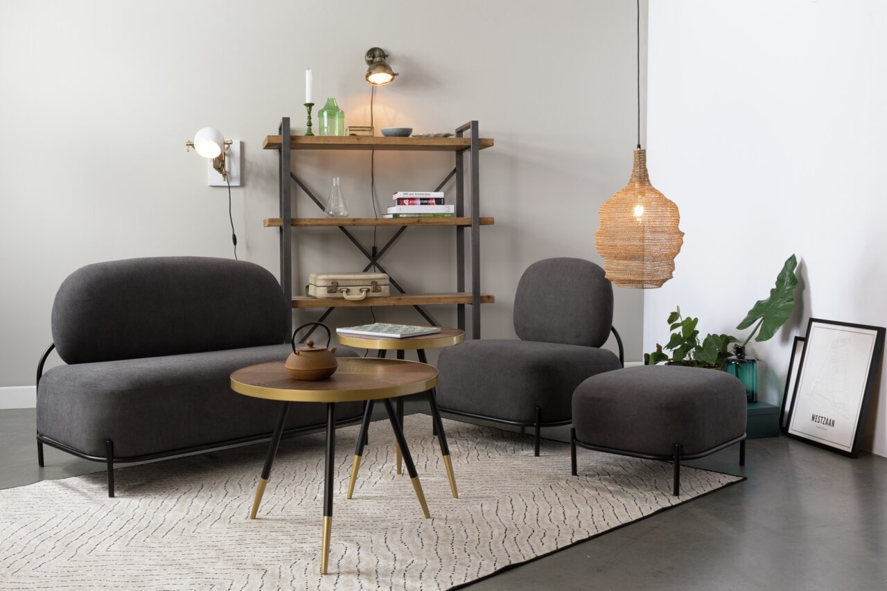Moderner Couchtisch mit runder Holzplatte und schwarzen Beinen, umgeben von grauen Polstermöbeln in einem stilvoll eingerichteten Wohnzimmer. Perspektive: Frontalansicht.