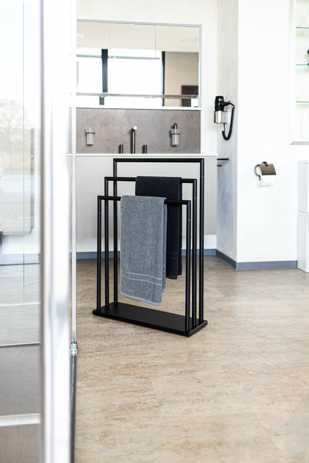 Zurbrüggen Handtuchständer WALDI Moderner schwarzer Handtuchständer mit zwei Handtüchern in einem stilvollen Badezimmer, seitliche Perspektive.
