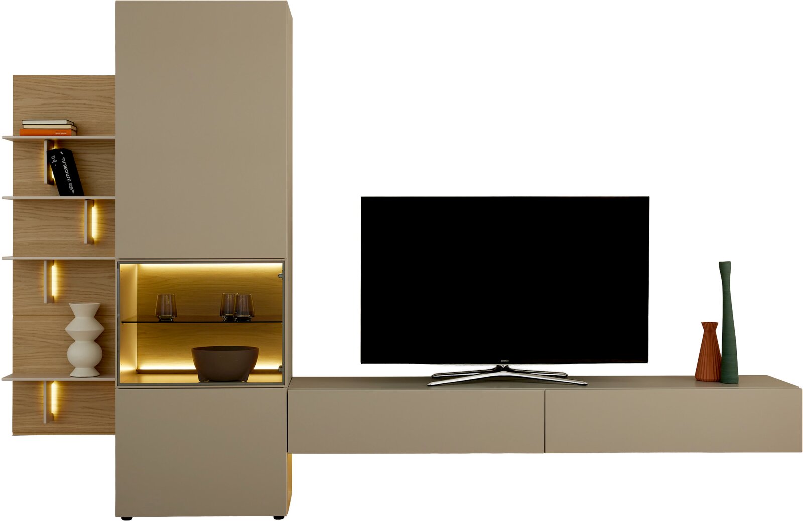 Moderne beige Wohnwand mit TV-Lowboard, hohen Schränken, Glasvitrine und offenen Holzregalen mit warmer LED-Beleuchtung, aus frontaler Perspektive