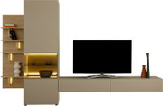 Moderne beige Wohnwand mit TV-Lowboard, hohen Schränken, Glasvitrine und offenen Holzregalen mit warmer LED-Beleuchtung, aus frontaler Perspektive