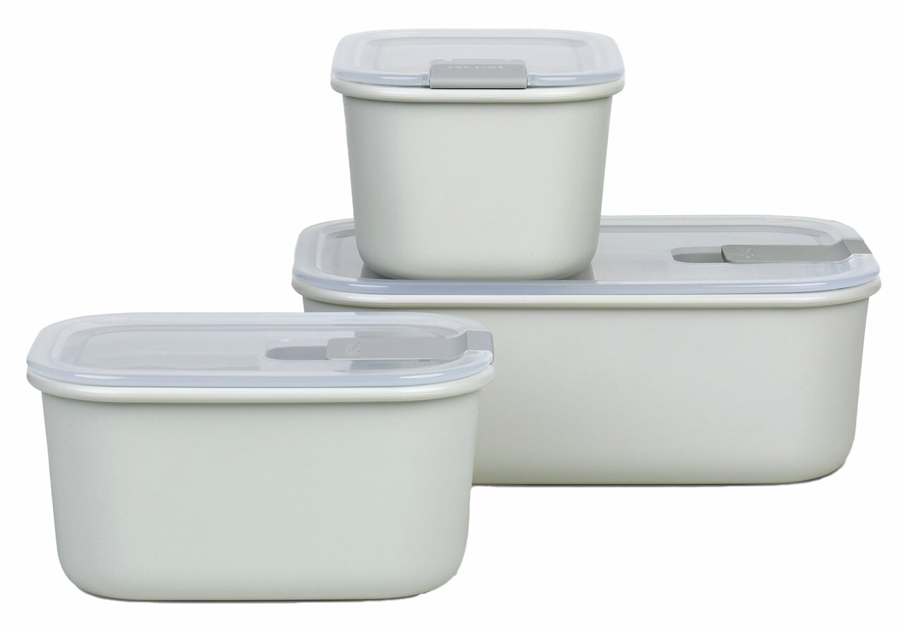 Drei stapelbare, rechteckige Aufbewahrungsboxen in nordic white mit transparenten Deckeln, seitliche Perspektive