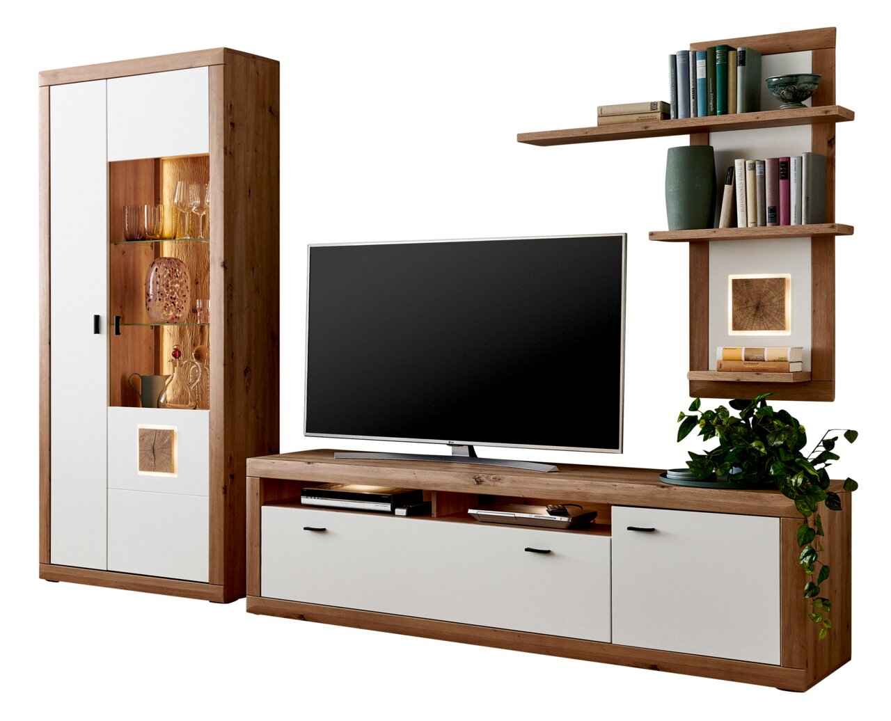 Moderne Wandkombination mit Holz- und Weißakzenten, bestehend aus einem hohen Schrank mit Glaseinsatz, einem TV-Board und einem Wandregal. Perspektive von vorne.