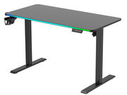 Moderner E-Gaming Tisch mit LED-Beleuchtung und Getränkehalter, seitliche Perspektive