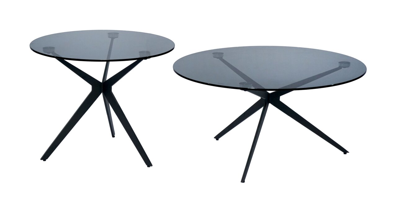 Zwei runde Couchtische mit Glasplatte und schwarzem Metallgestell, seitliche Perspektive.