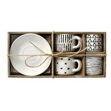 Espresso-Set mit vier Tassen und Untertassen in einer Geschenkbox, von oben fotografiert.